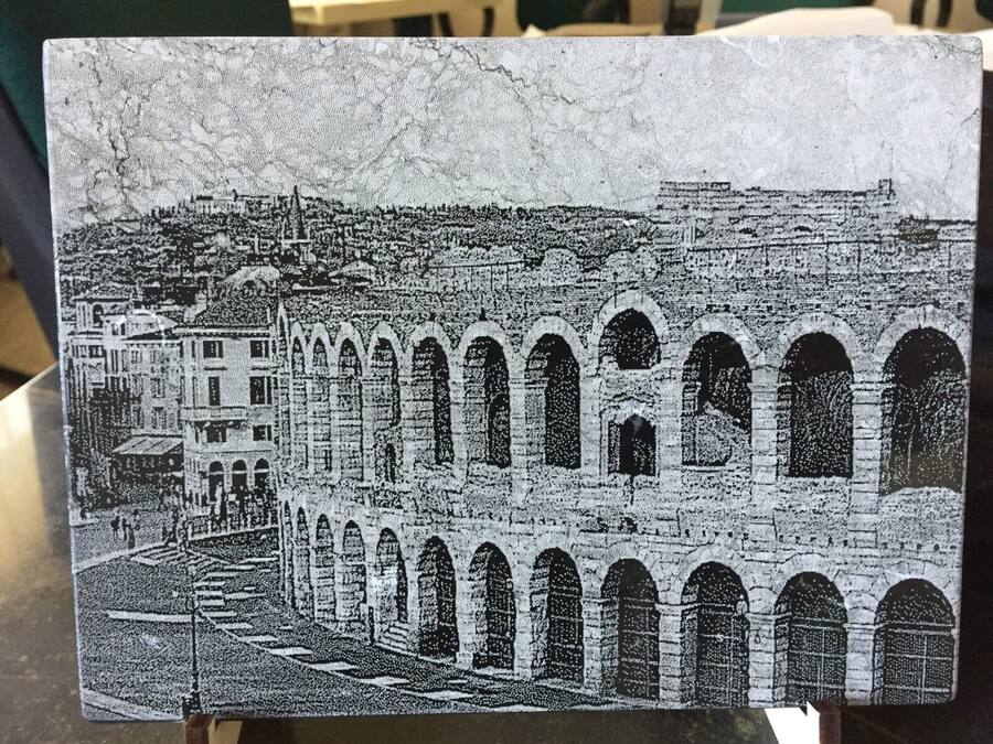 Arena di Verona incisa al laser su lastra di marmo chiaro