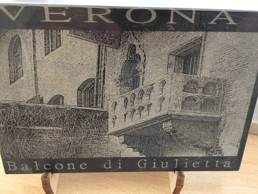 Balcone di Giulietta inciso su marmo con lettering Verona