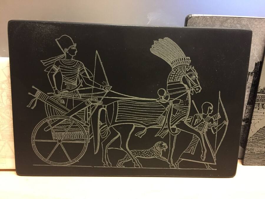 Scena di biga egizia incisa a filo su marmo nero
