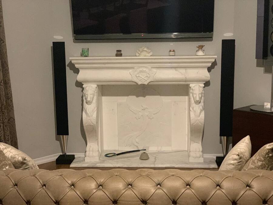 Camino in marmo bianco in stile classico, installato in un soggiorno