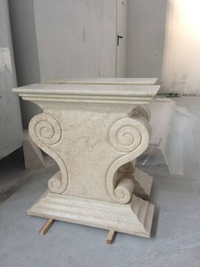 Capitello ionico con volute scolpite in pietra chiara