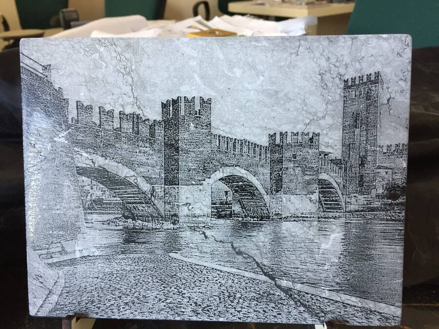Ponte di Castelvecchio inciso al laser su lastra di marmo