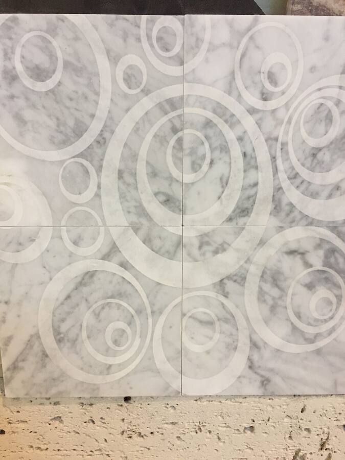 Piastrelle in marmo di Carrara con texture a cerchi concentrici
