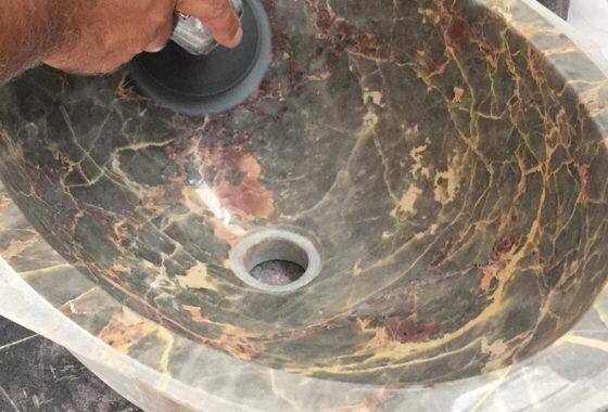 Lavabo scavato dal pieno in marmo scuro venato