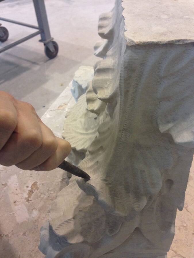 Finitura a mano di un elemento scolpito in marmo