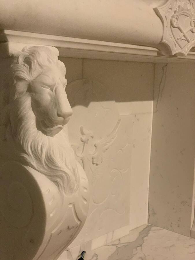 Testa di leone scolpita a tutto tondo in pietra chiara
