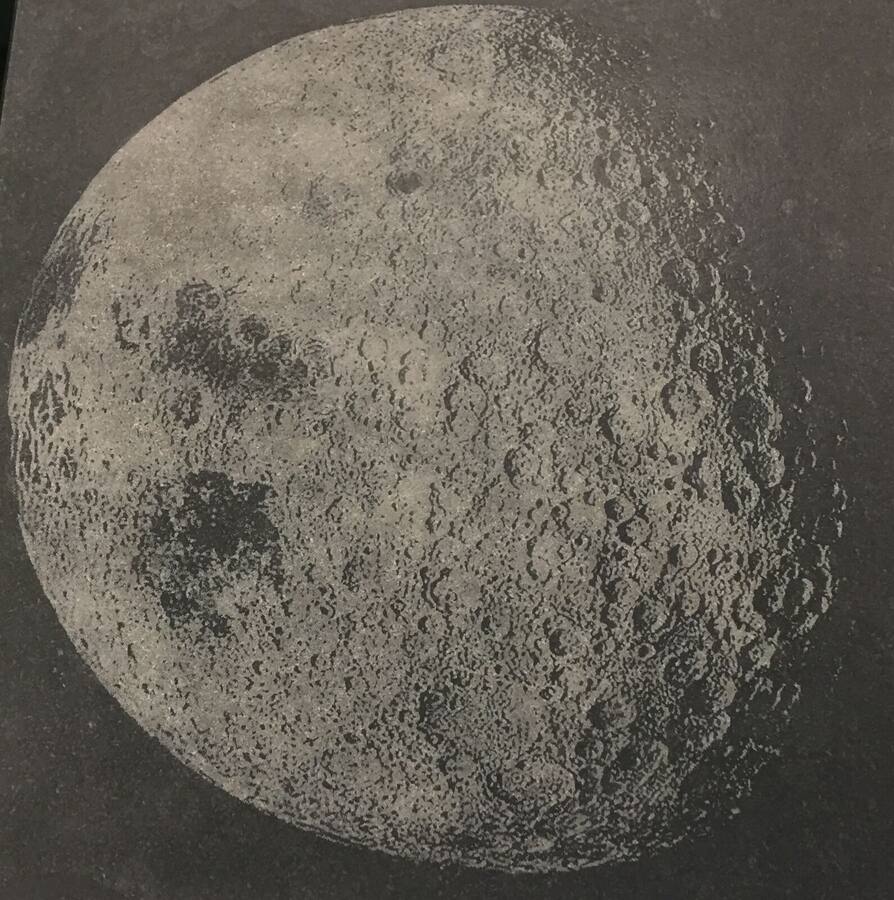 Superficie lunare con i crateri incisa al laser su pietra