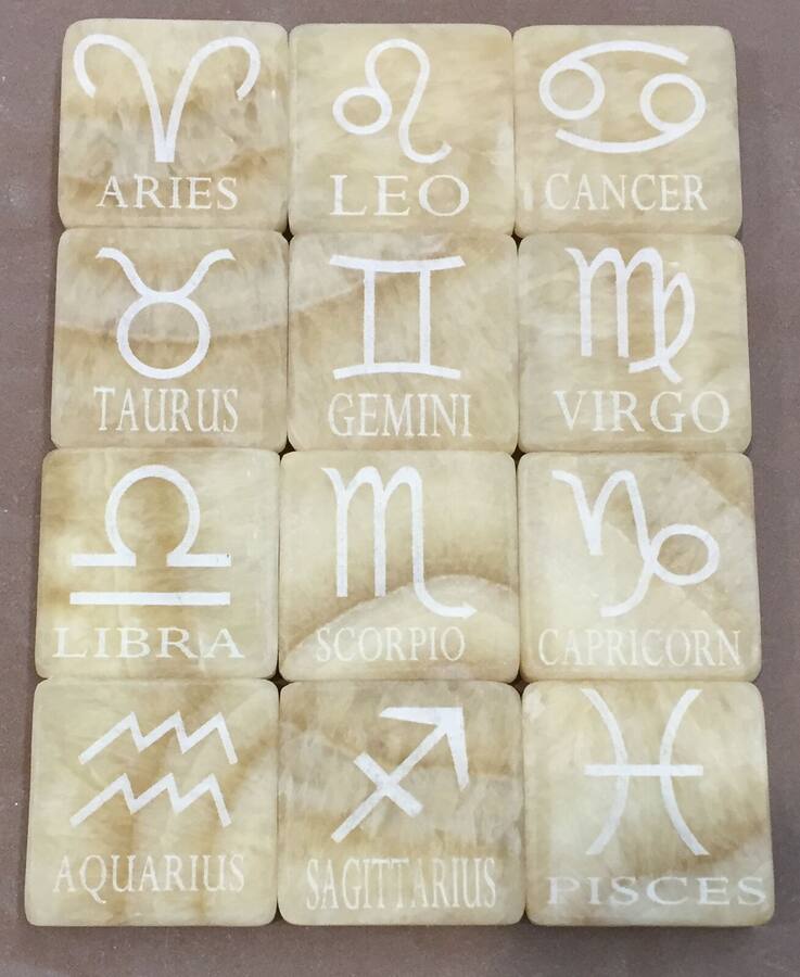 Piastrelle in pietra con i segni zodiacali incisi